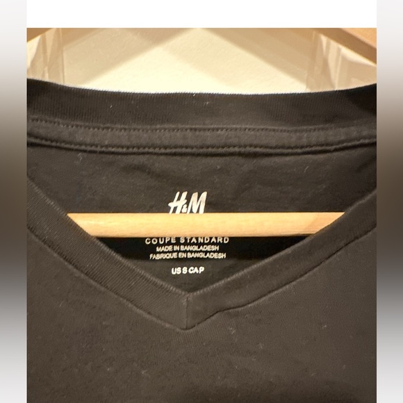 H&M V-neck T-shirt - Picture 2 of 2